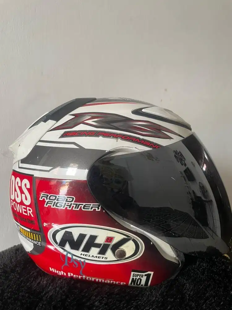 Helm merk NHK warna merah putih hitam
