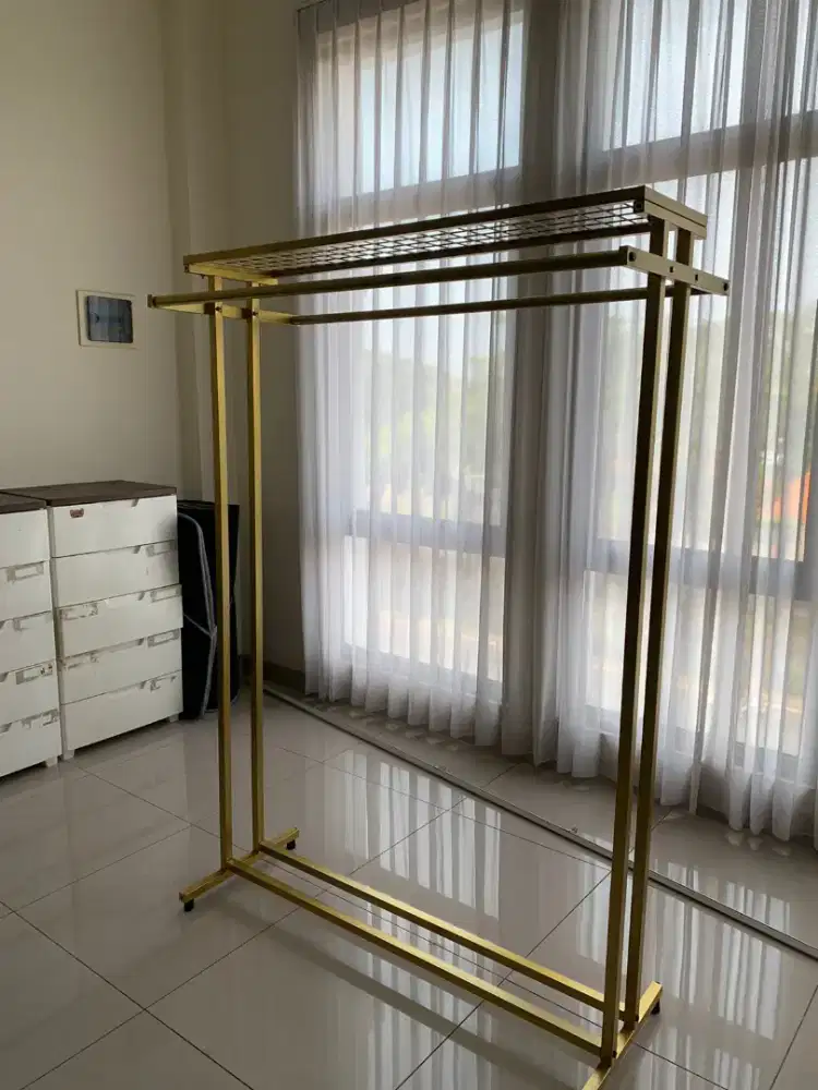 Gantungan besi emas