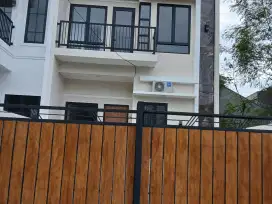 Dijual rumah baru 2 lt di Regency Melati Mas, Serpong