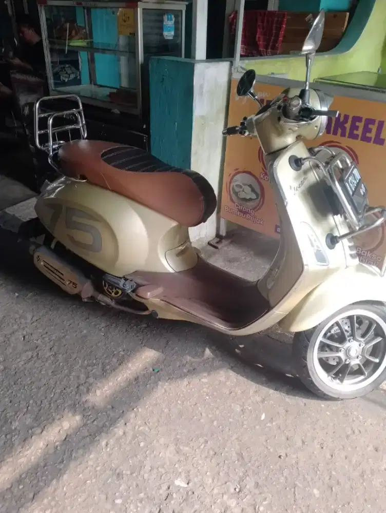 Vespa primavera 75th aniversary