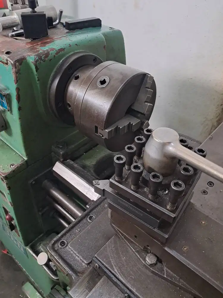 Mesin bubut Jepang Mazak panjang kerja 400mm