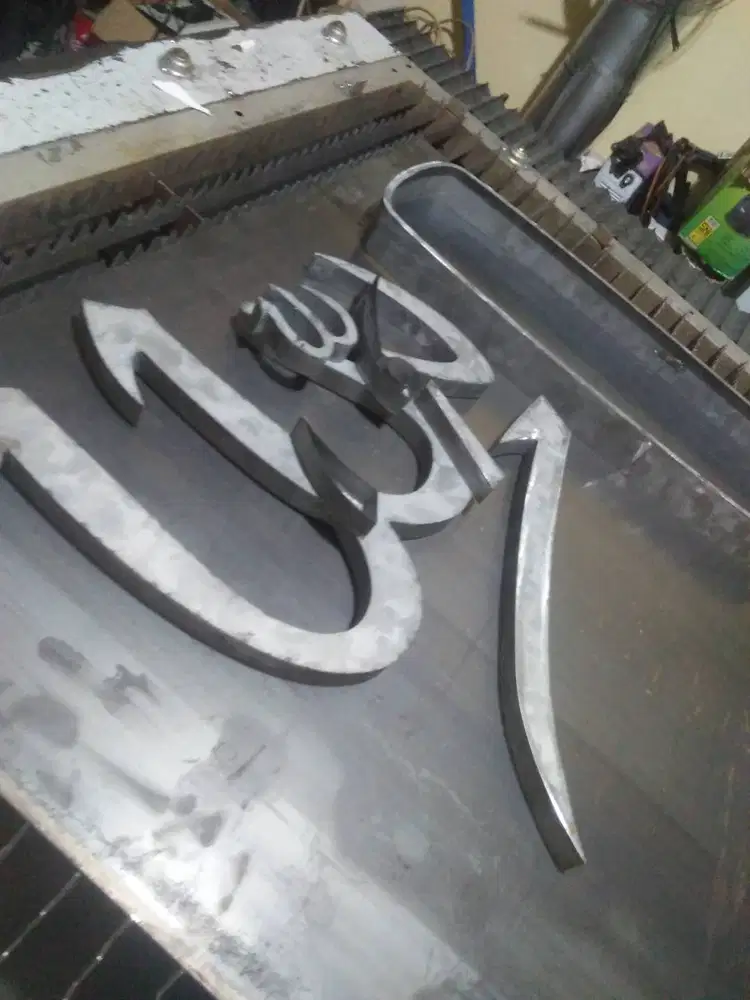 Huruf timbul neon box, Cutting laser akrilik dan plat 15678