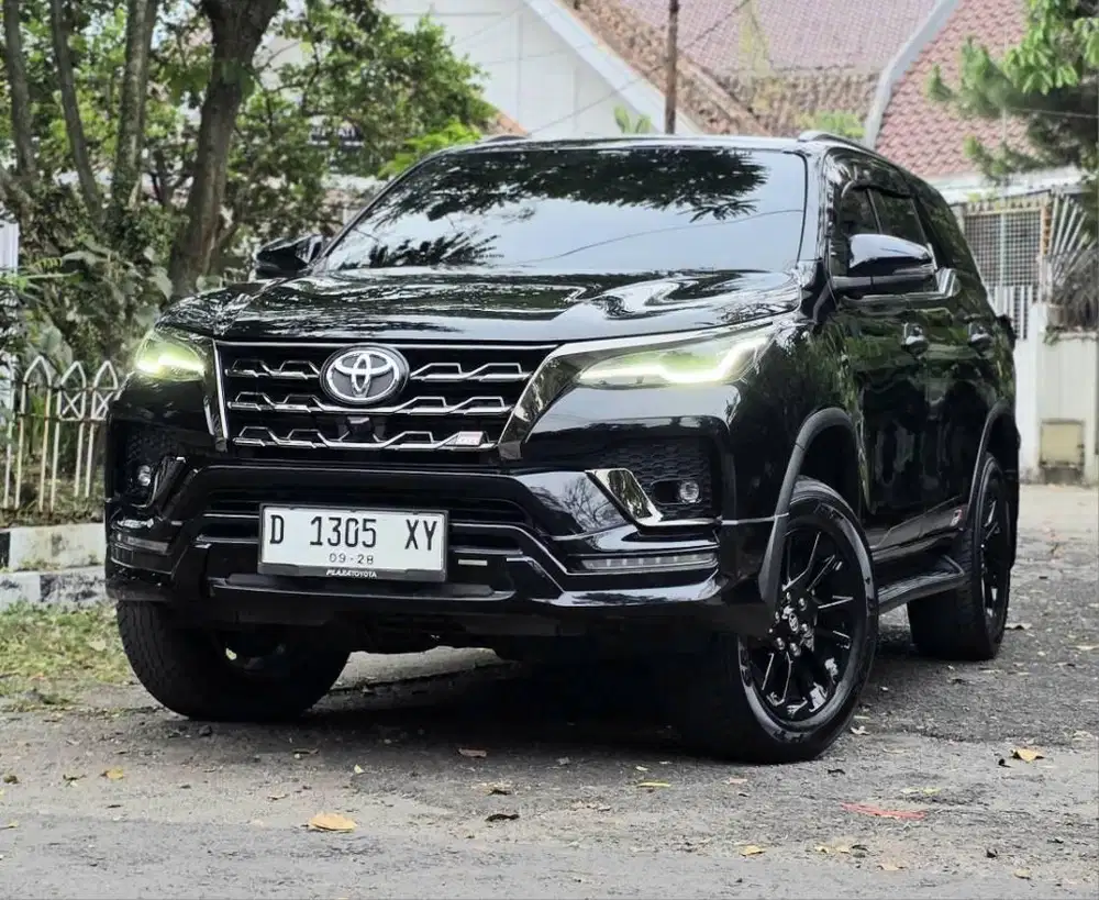 FORTUNER GR SPORT 2.8 AT 2023 DSL KM 36rb RECORD TOYOTA BANDUNG