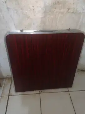 Meja lipat warna merah maroon