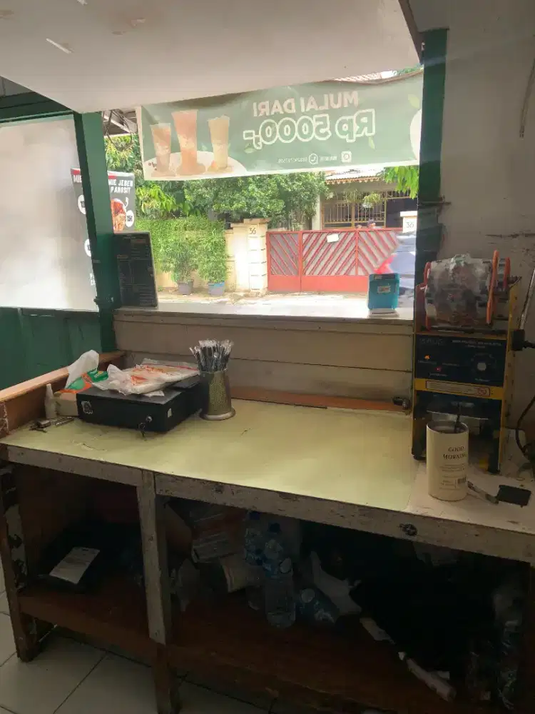 Meja kasir kayu