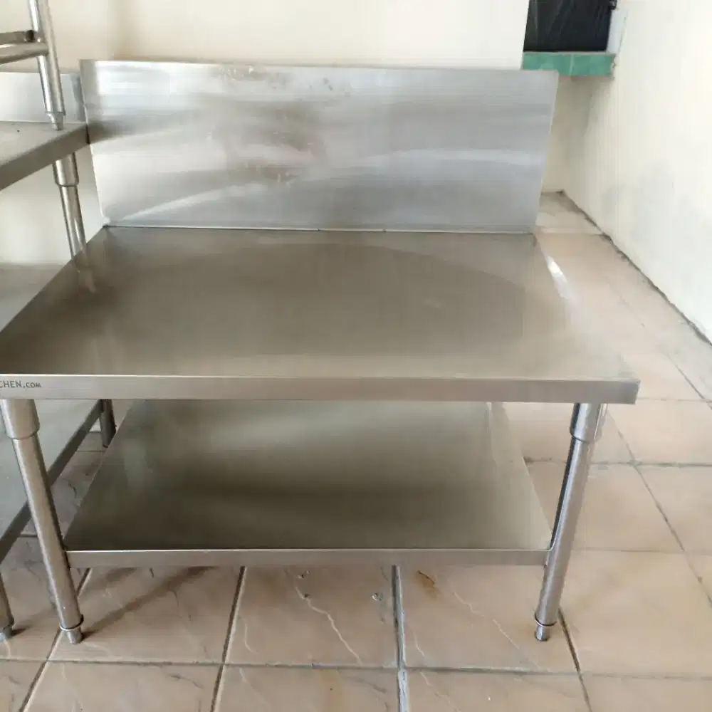 Meja stenlis pendek