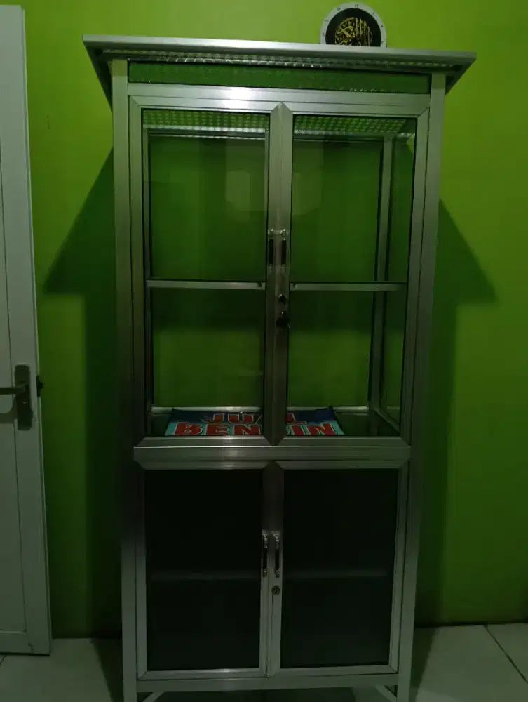 Lemari almini kaca