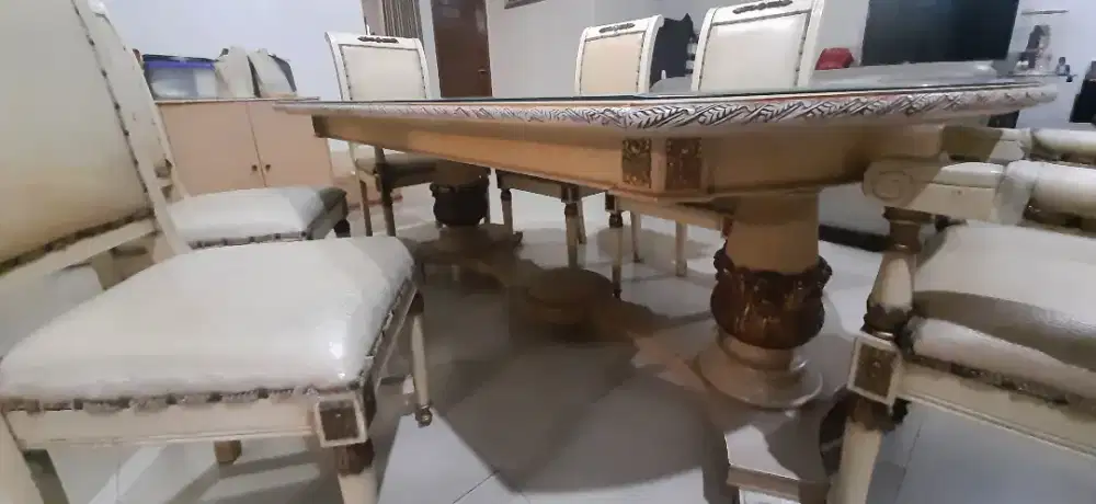 Table for 6 by DAVINCI Collection
