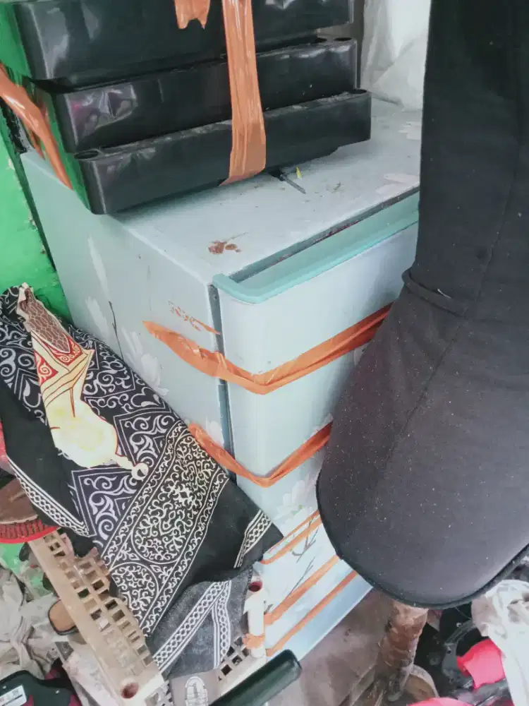 Di jual kulkas keadaan mati.