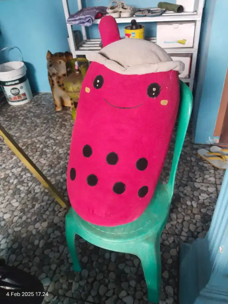 Boneka boba warna merah