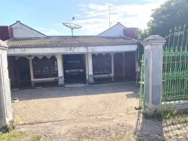 RUMAH DI DESA BARENG, SUGUHWARAS, BOJONEGORO