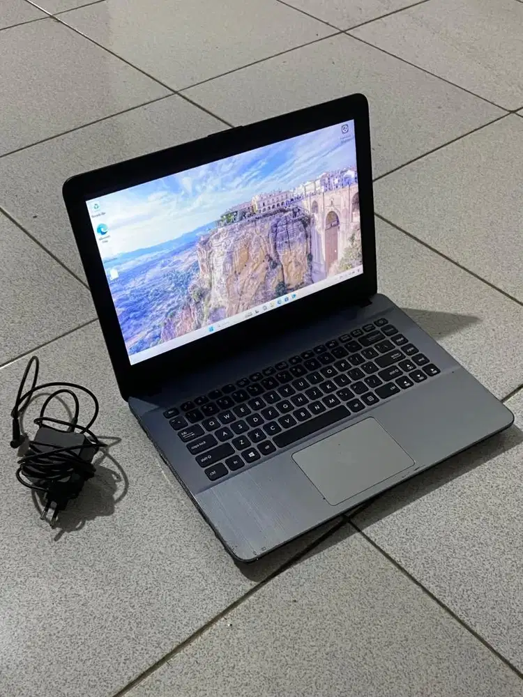 Jual Laptop ASUS VivoBook 14 / Intel i3-7020U / NVIDIA 2GB / RAM 4GB