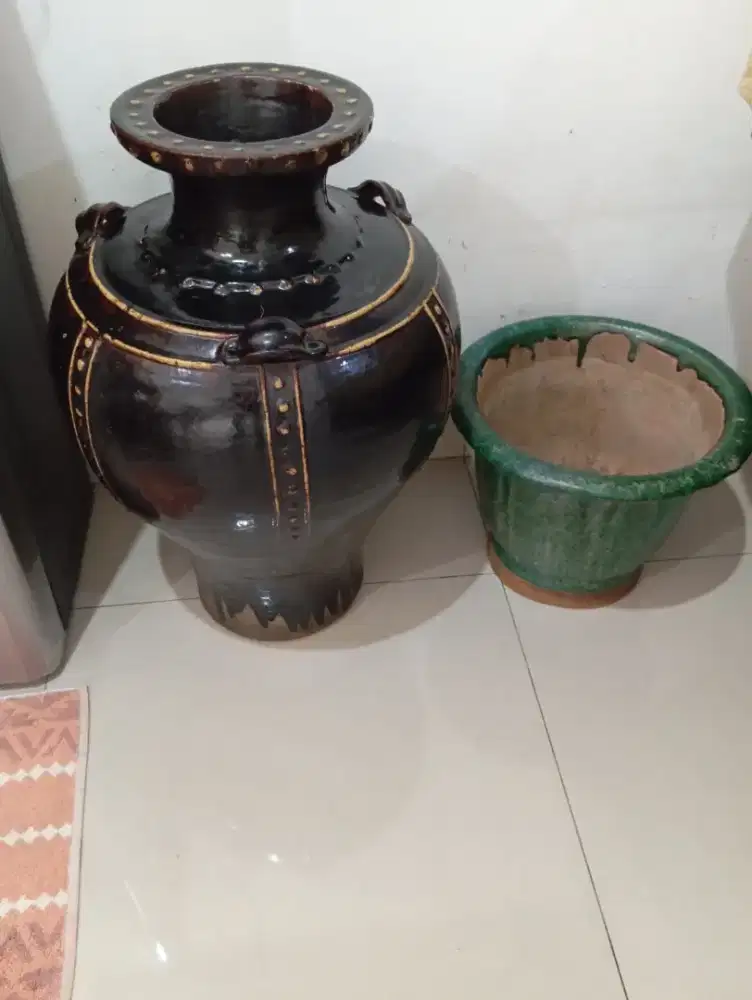 Dijual barang antik gentong dan pot keramik