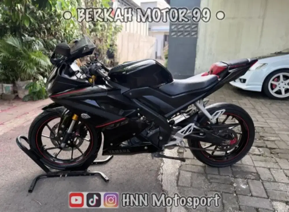 R15 V3 Th 2019 Hitam Manis