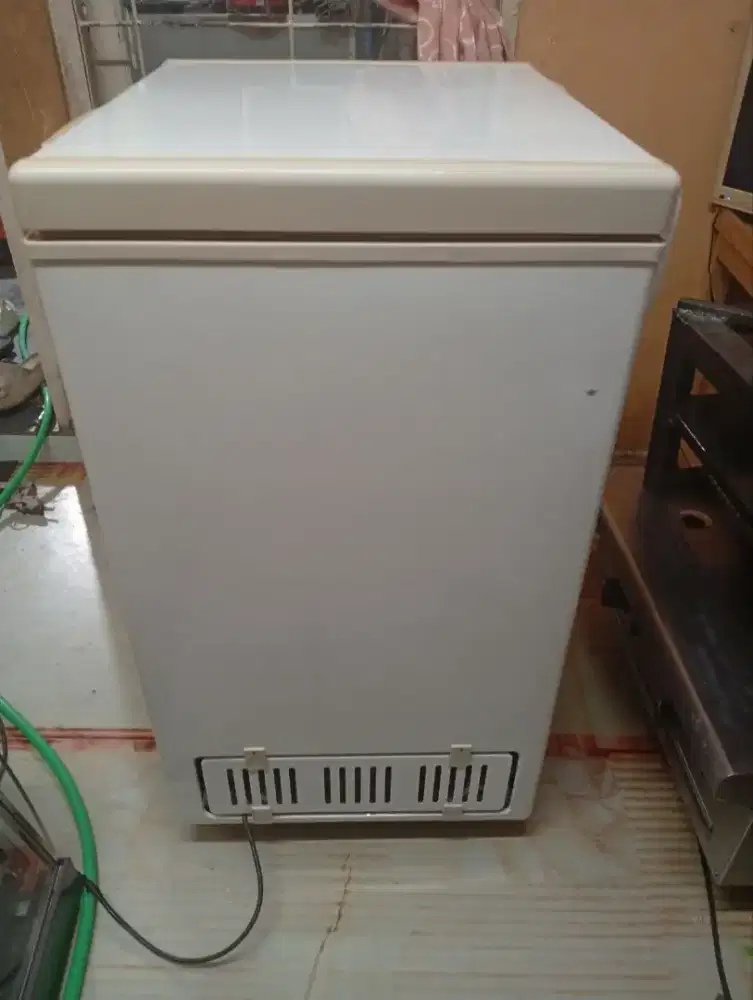 Freezer box merk SANYO
Mesin orian
Kapasitas 105 litter
Kondisi normal