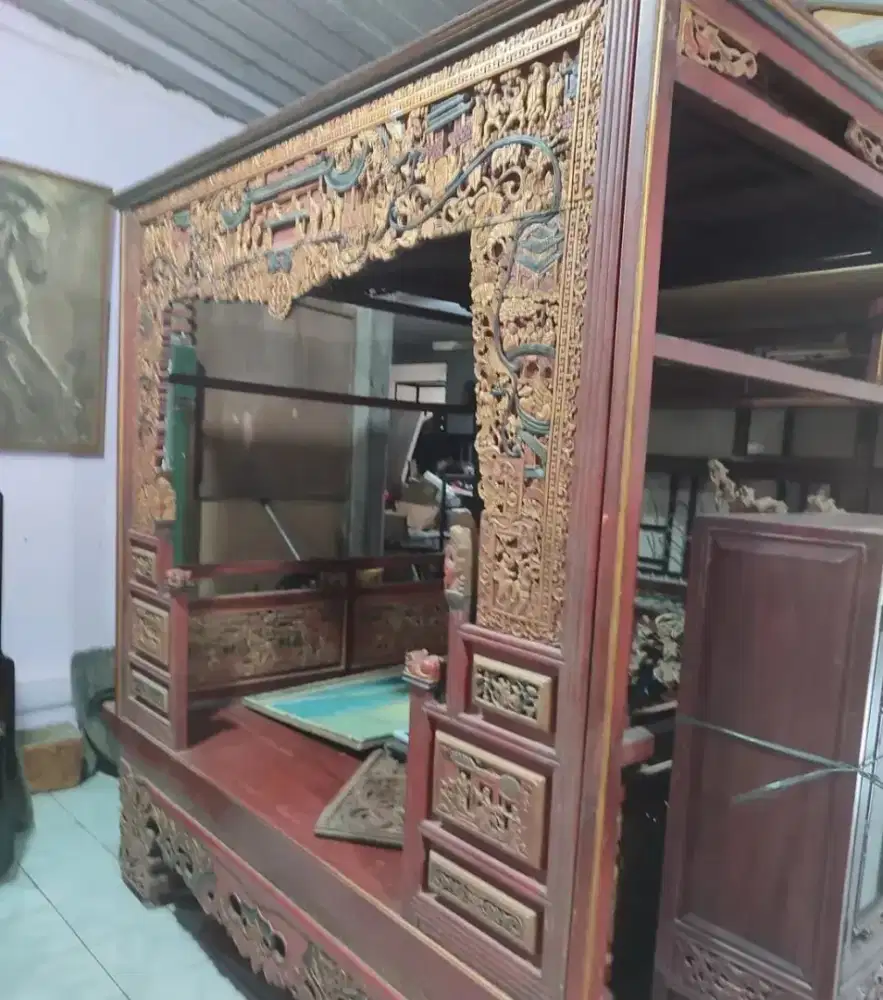 Tempat tidur peranakan antik