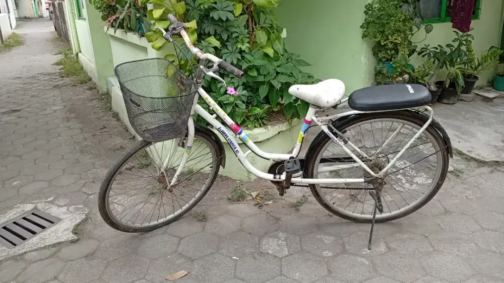 Sepeda Wimcycle Putih Fleksibel Dengan Baju Apapun