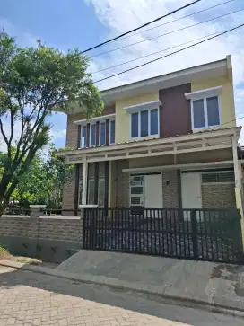 Disewakan Rumah 2 lantai, baru renovasi