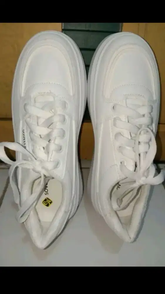 Sepatu sneakers wanita