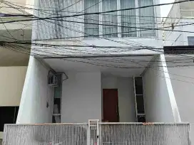 Rumah minimalis 4 lantai full furnished disewakan lokasi favorit Sunter Jakarta Utara