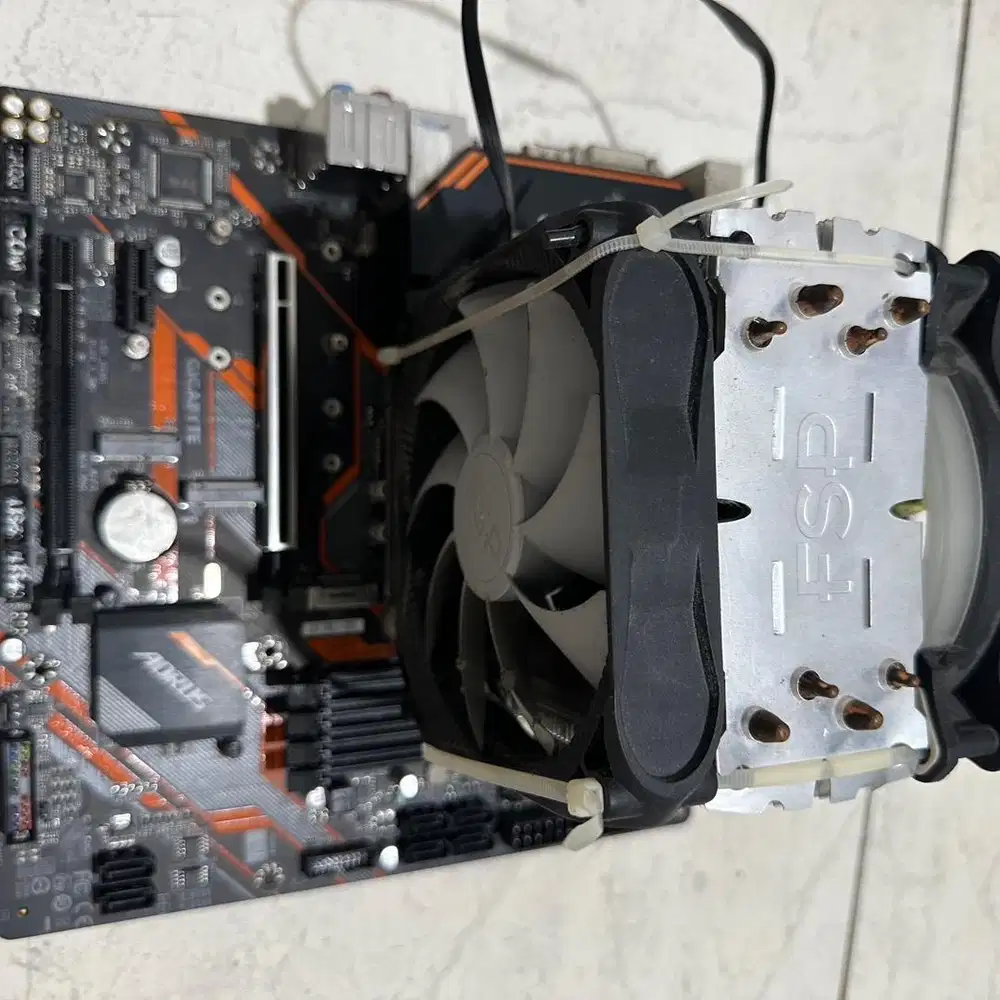 Motherboard gigabyte b365 m aorus  + procesor intel i5 9400F+ram 16 gb