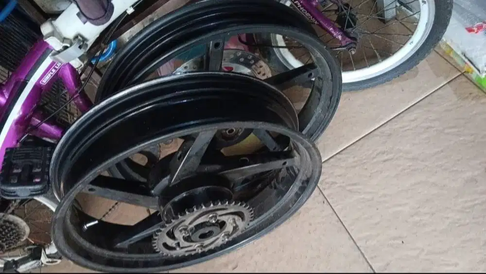 Dijual Pelek copotan Vixion R 17 tampak Lebar belakang Masih tromol 08