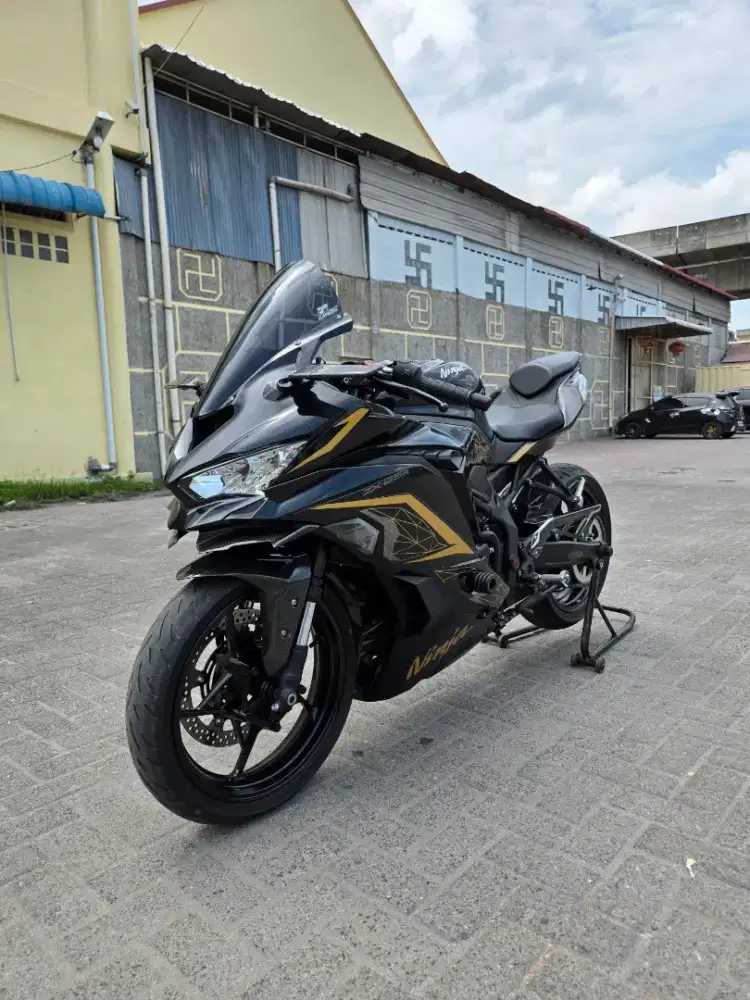 Kawasaki ZX25R Hitam Facelift 2023
