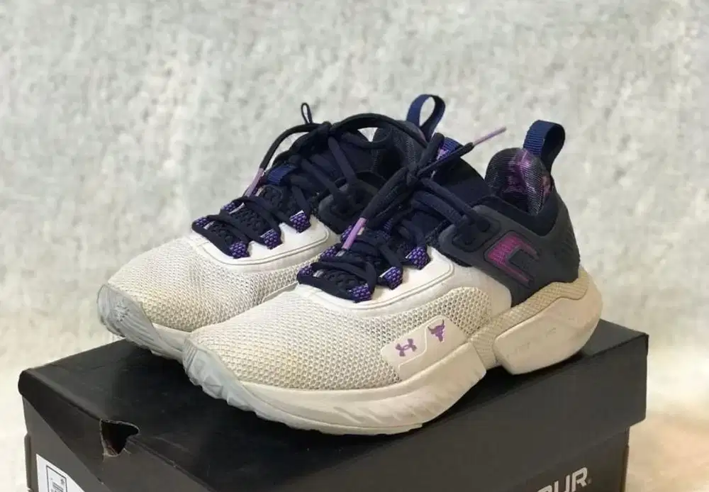 Under Armour slide di gambar