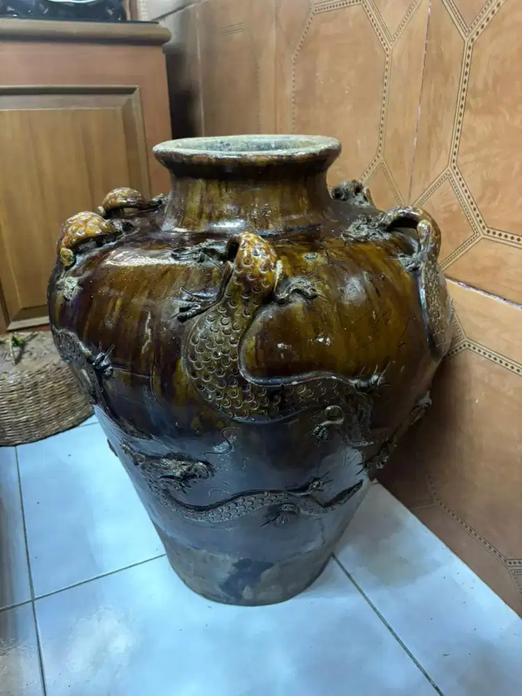 Guci Keramik Antik Coklat Tua