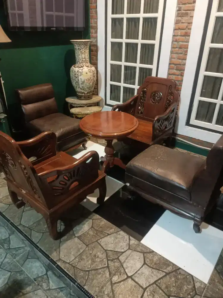 Tempat duduk dan meja bulat...4 buat kursi dan satu meja