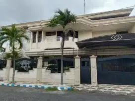 Rumah Simpang Darmo Permai Selatan - Row Terbesar