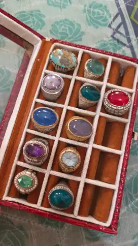 Dijual batu cincin plus kotaknya