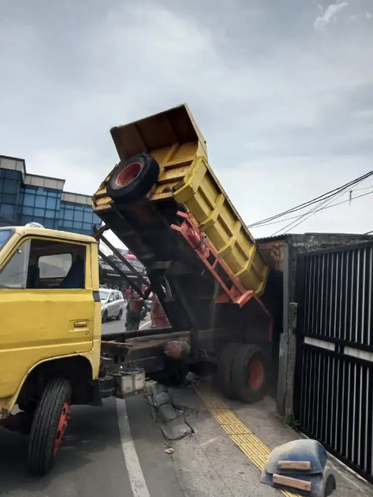 Jasa buang puing dan tanah
