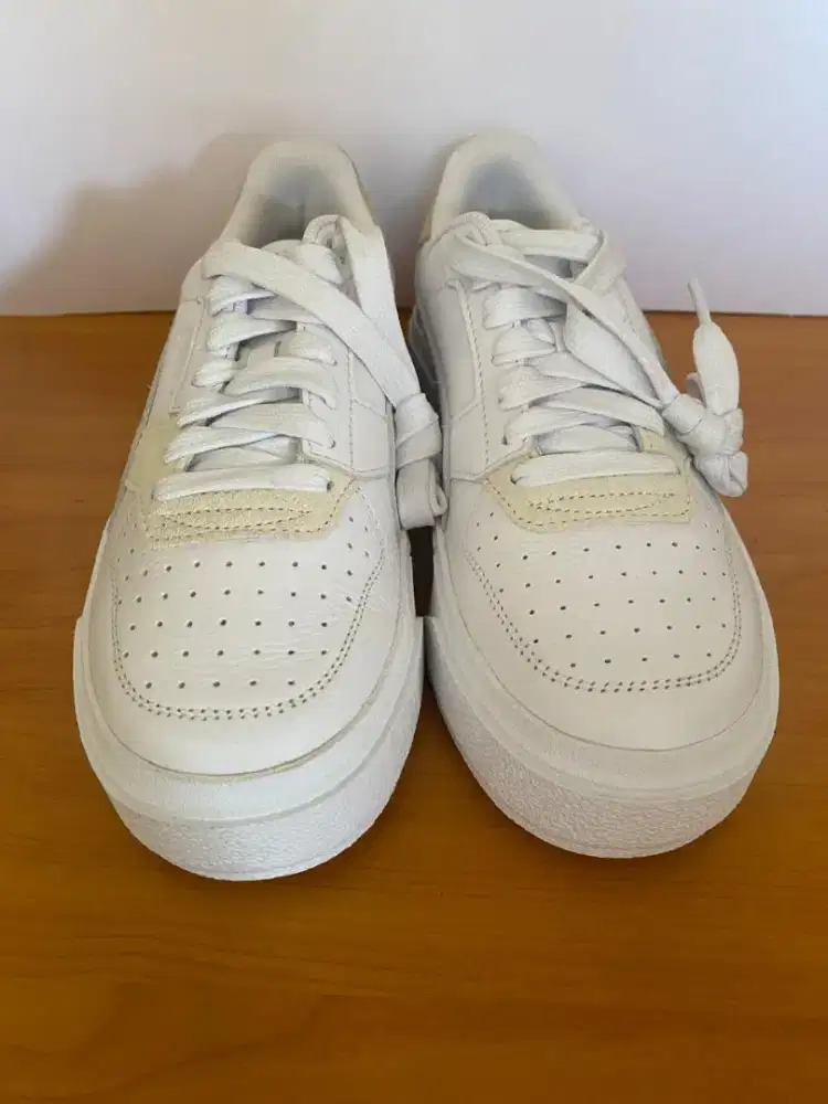 Sepatu Sneakers Puma Putih Wanita