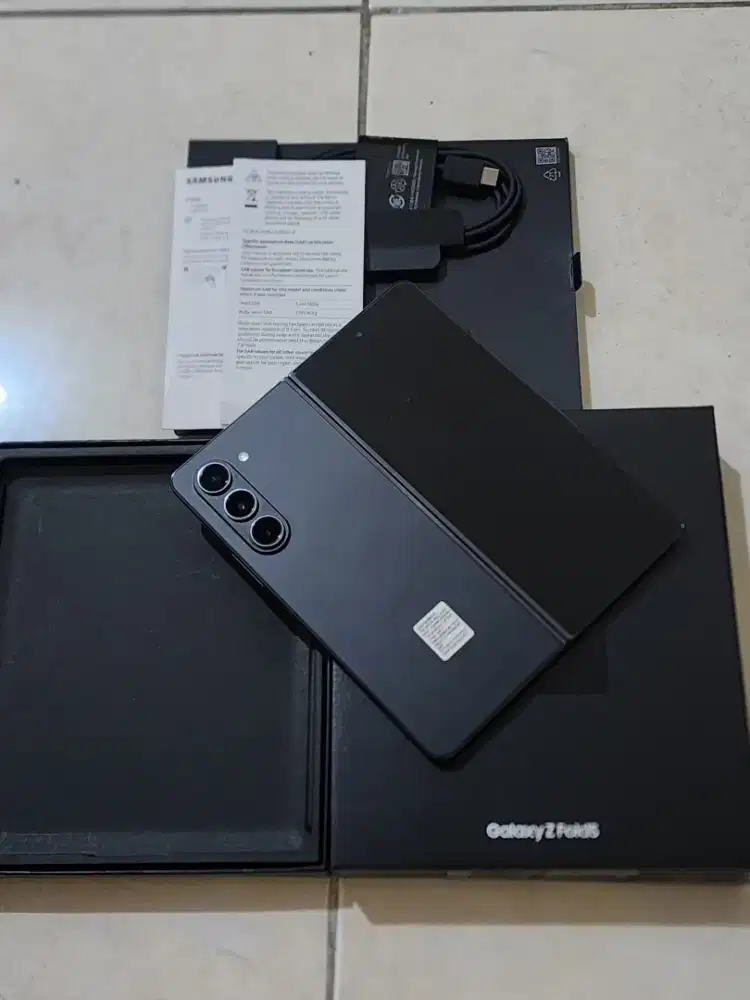 Samsung Z Fold 5 5G 12/256Gb  warna Hitam SEIN, kondisi 99,9% Mulus