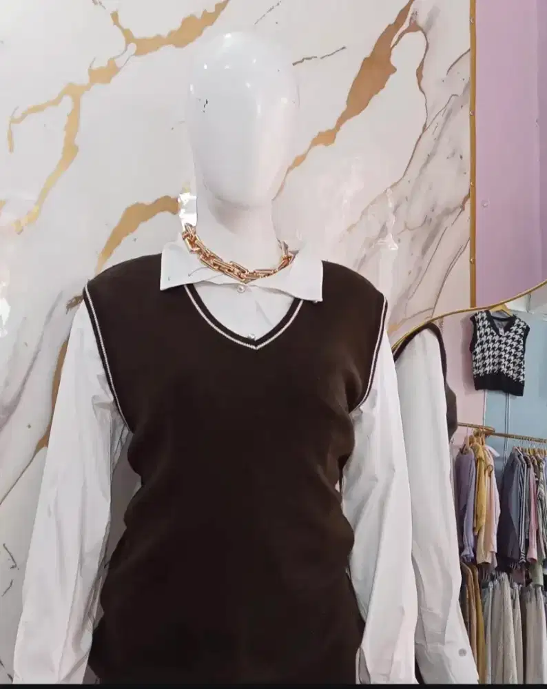menjual pakaian atasan wanita