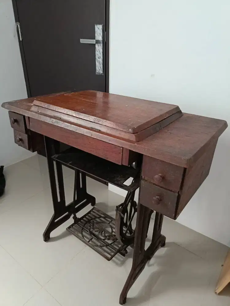 DIJUAL CEPAT MESIN JAHIT BUTTERFLY DAN RAK LEMARI KAYU JATI BELANDA