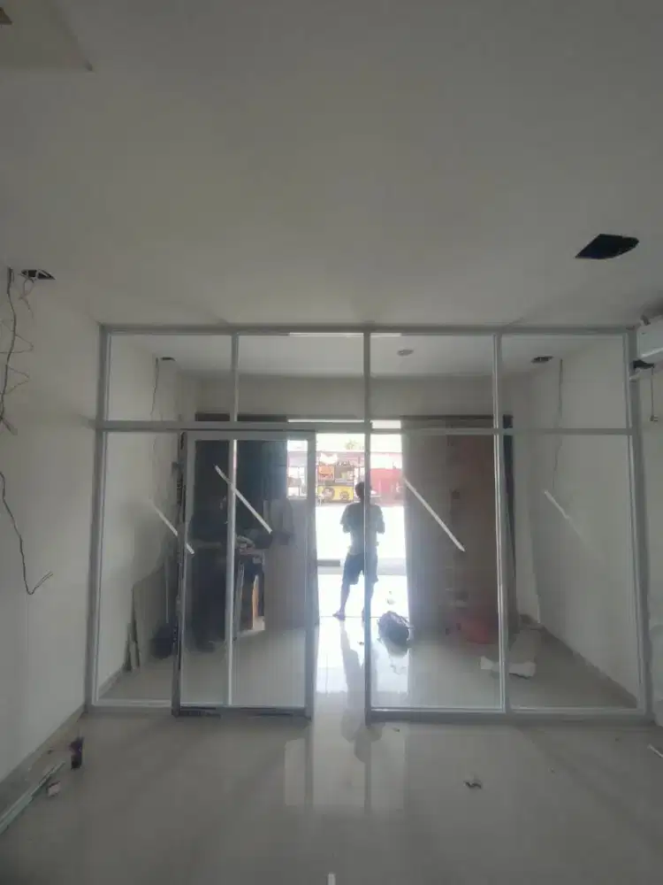 Pemasangan partisi kaca
