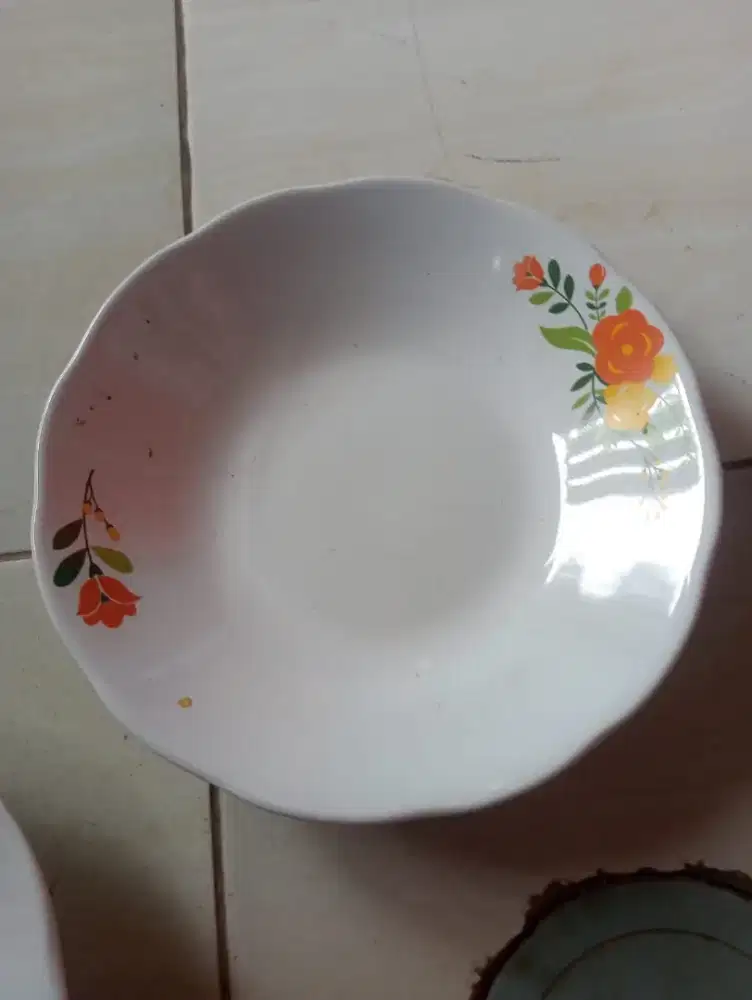 Piring keramik dan kaca