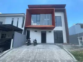 BARU GRESS Rumah Woodland Citraland di Surabaya Barat