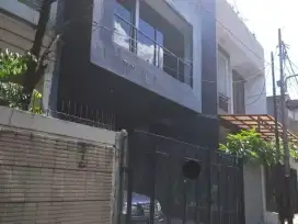 Rumah Cantik 2,5 Lantai di Cipinang Elok