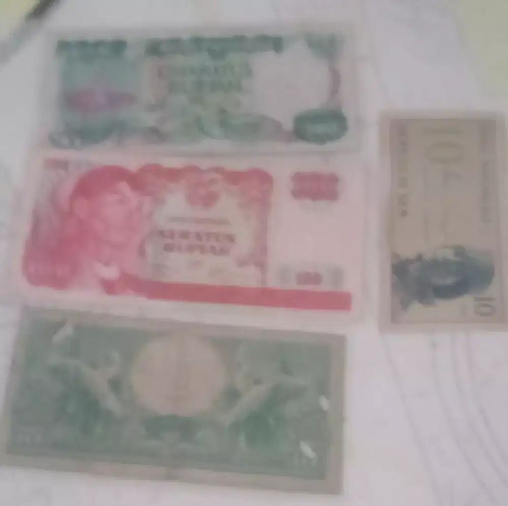Emat lembar uang kertas lama.