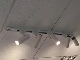 Rail lampu sorot (tidak termasuk lampu, hanya railnya saja)