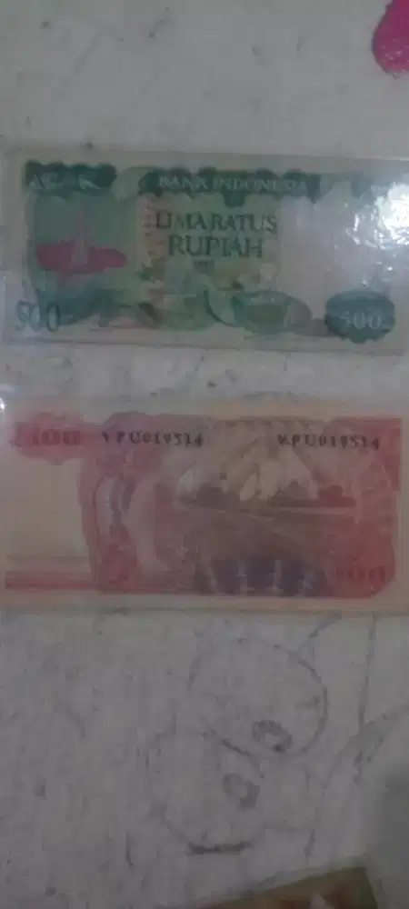 Dua lembar uang lama 500rp dan 100rp.
