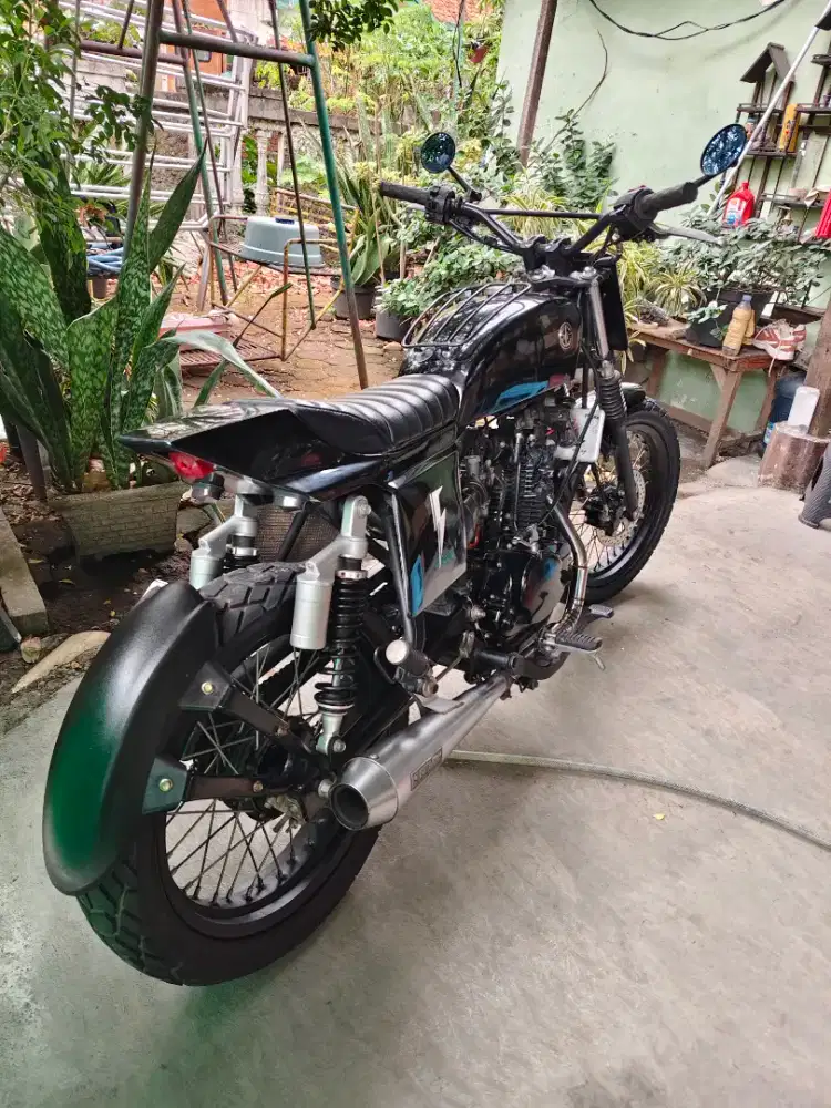 W175 Flat tracker custom by Katros Garage