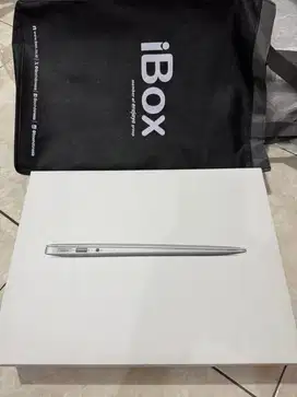 Macbook air 2017 8gb ssd 128 like new first hand A1466