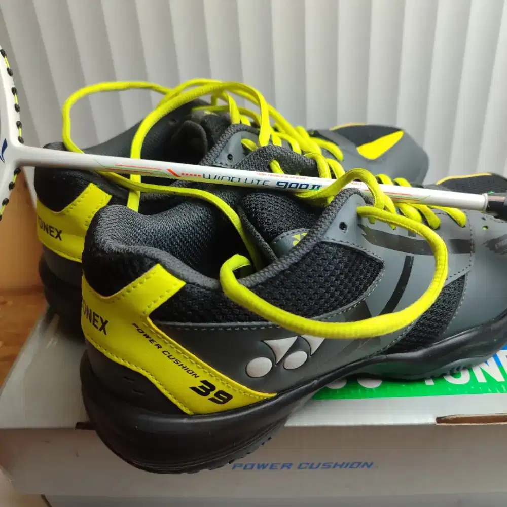 Raket Badminton Lining dan sepatu badminton yonex
