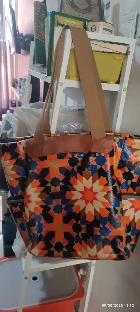 Garage sale tote fossil keyper preloved