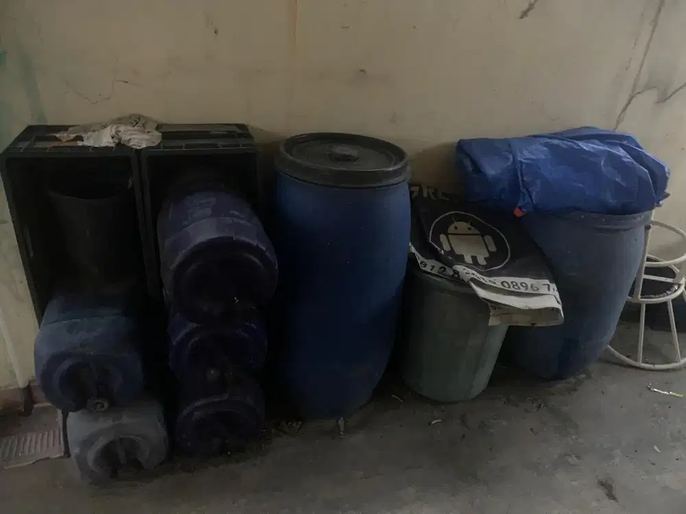 Drum biru ukuran besar dan kecil