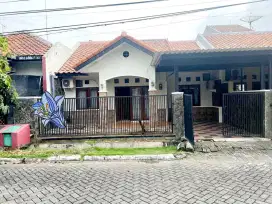 Bangunan Full 2 Lantai Rumah Babatan Pratama, Wiyung